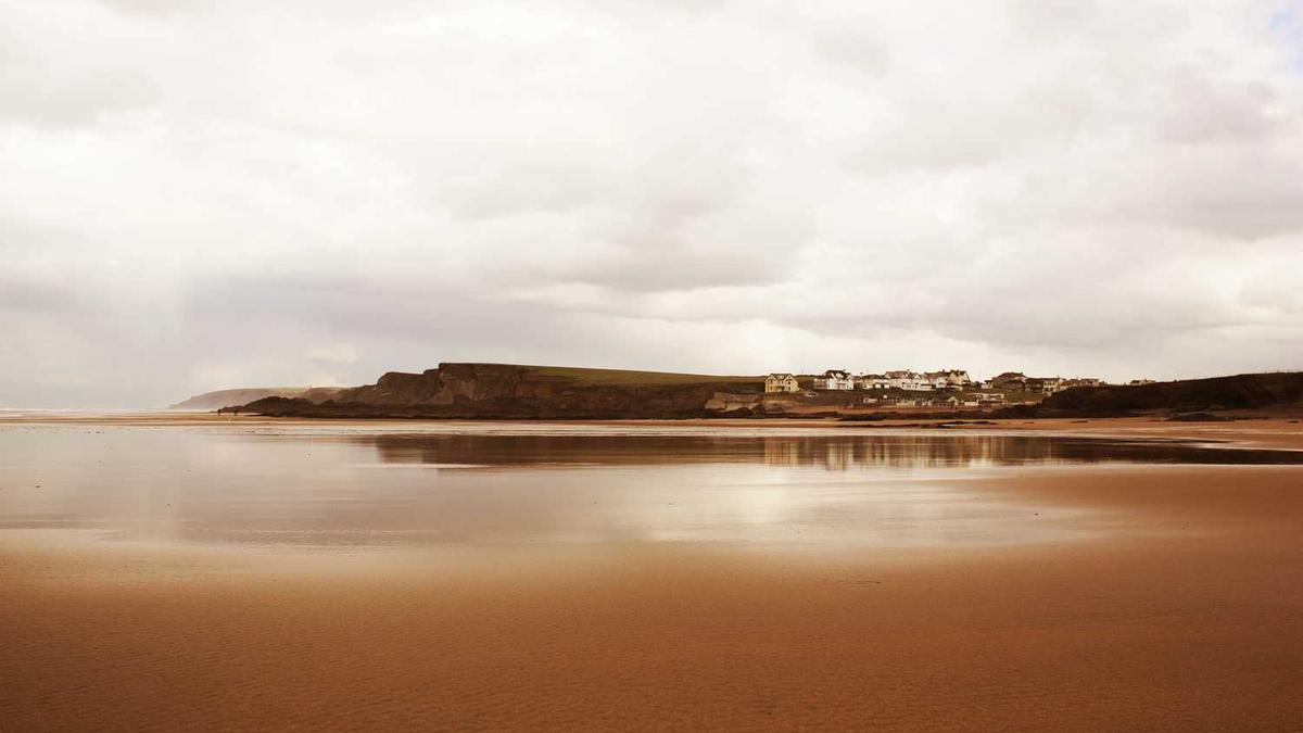 辽宁鞍山暴雪市民穿滑雪板出街(鞍山市城区暴雪Ⅱ级预警升级为Ⅰ级预警...